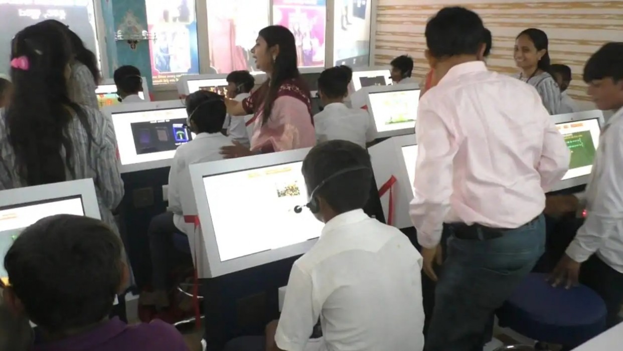 ATM દ્વારા શિક્ષણ ! ગુજરાતમાં અહીં જોવા મળ્યું પ્રથમ શિક્ષણ આપતું ડિજિટલ એટીએમ 