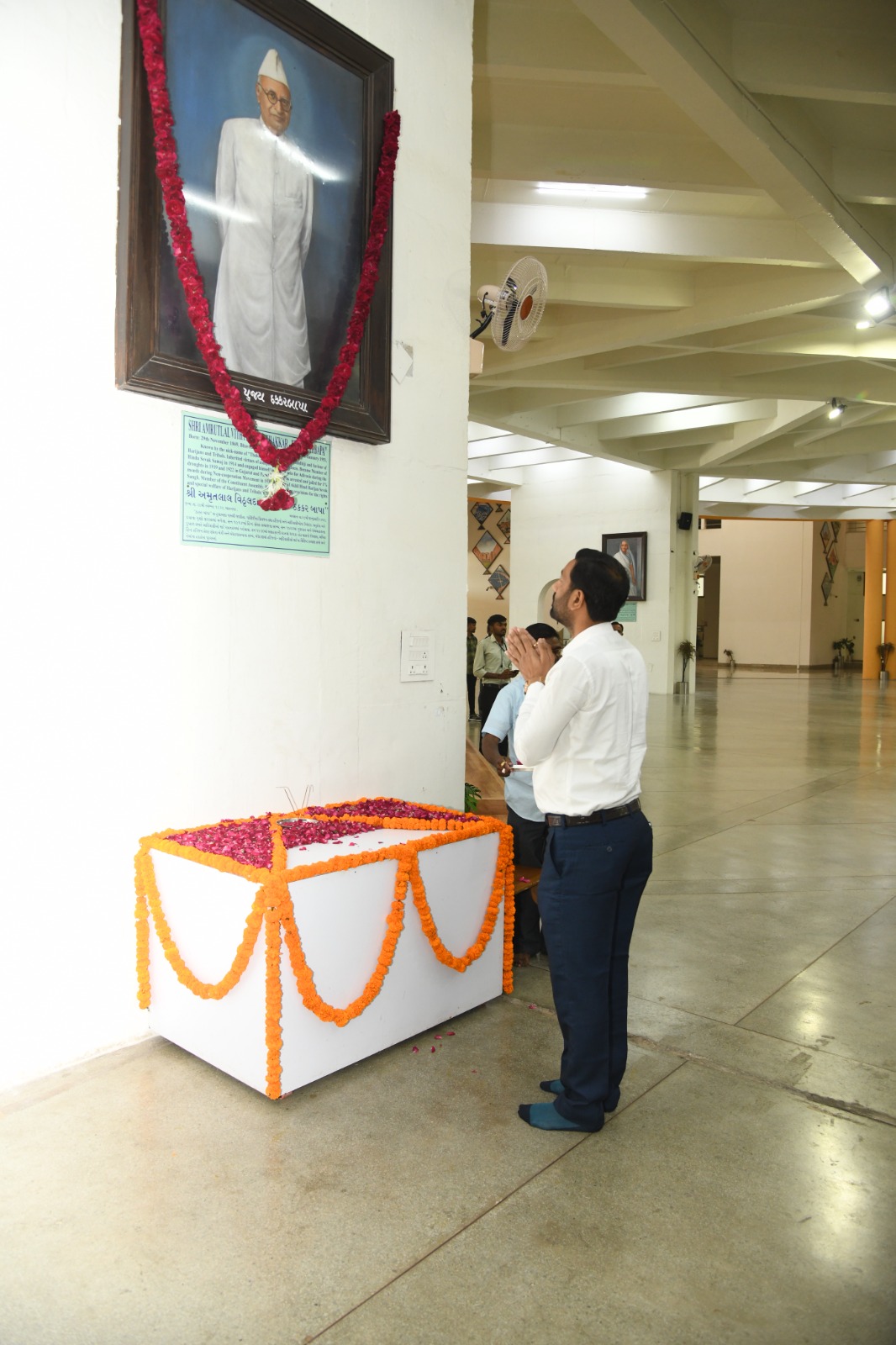 ઠક્કરબાપાની ૧૫૪મી જન્મજયંતી : ગુજરાત વિધાનસભા પોડિયમ ખાતે કૃષિ મંત્રી રાઘવજી પટેલે પુષ્પાંજલિ અર્પણ કરી